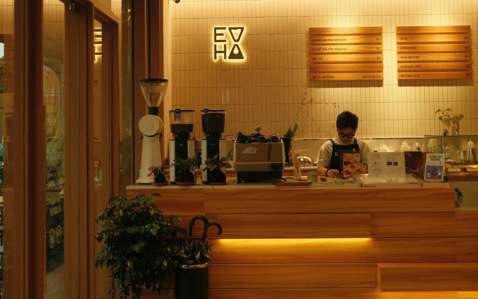 木のカウンターが伸びるカフェの店内