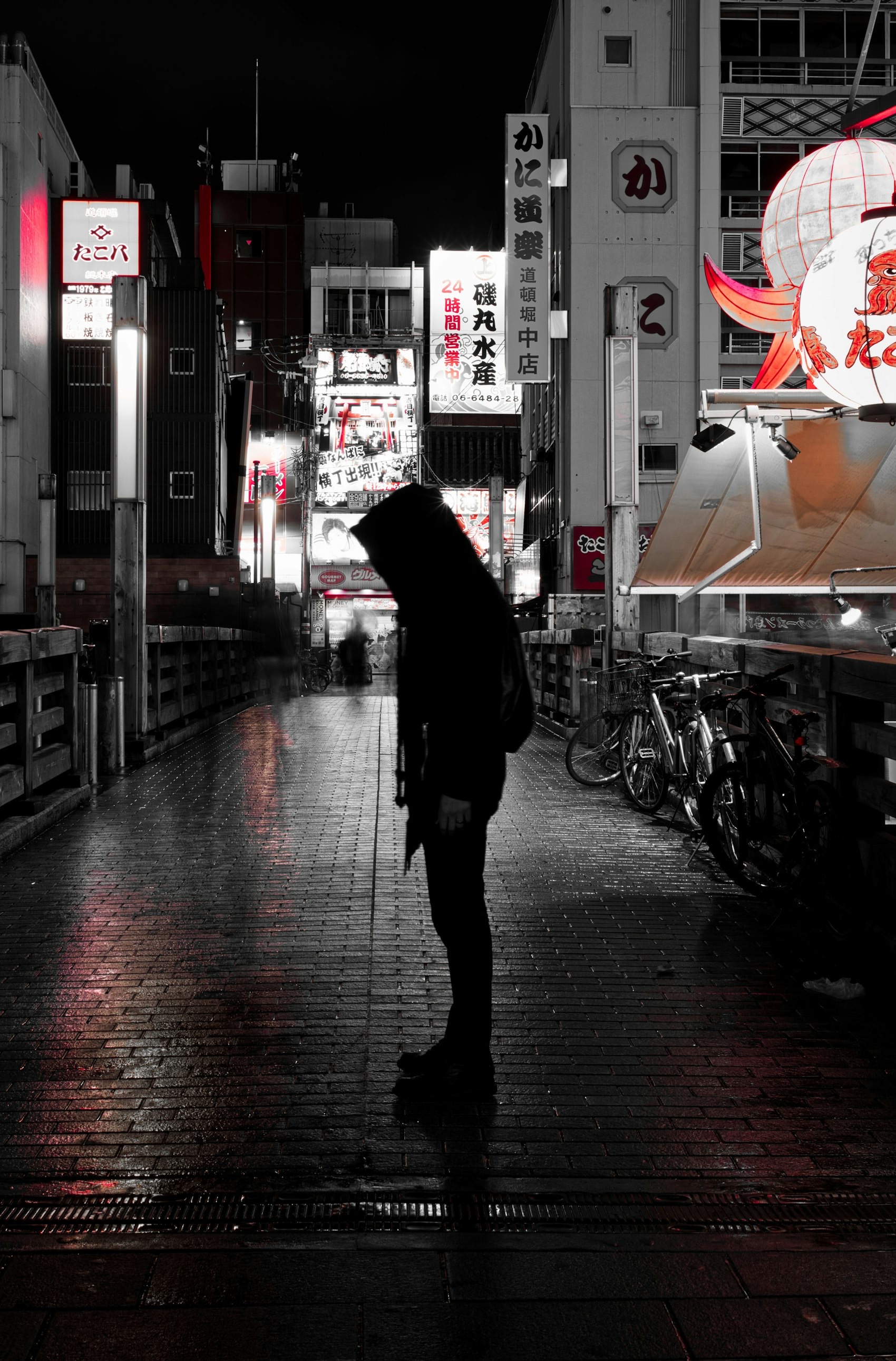 夜の街を歩く人。発信が届く先にいる生活者